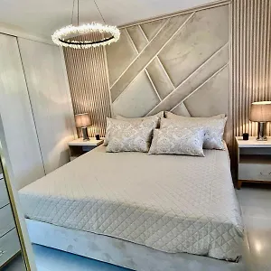 Two Beds Close To The Airport In Rd Apartment